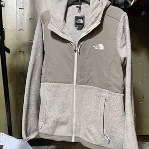 Women’s Denali North Face jacket with hood